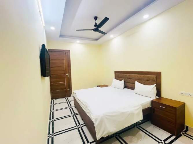 Roomshala 168 Startlight Suites