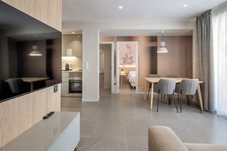 4 Bedrooms Apartment