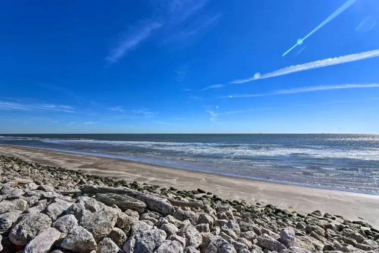 2 Blocks to Surfside Beach: A-frame Home w/ Deck