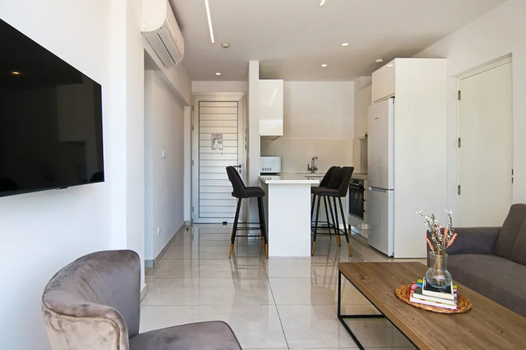 Phaedrus Living: Seaside Executive Flat Harbour 207