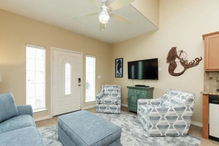 Cozy 2 Bedroom, Monthly Rates, Pets & Pool