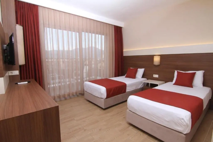 Standard Triple room with city view