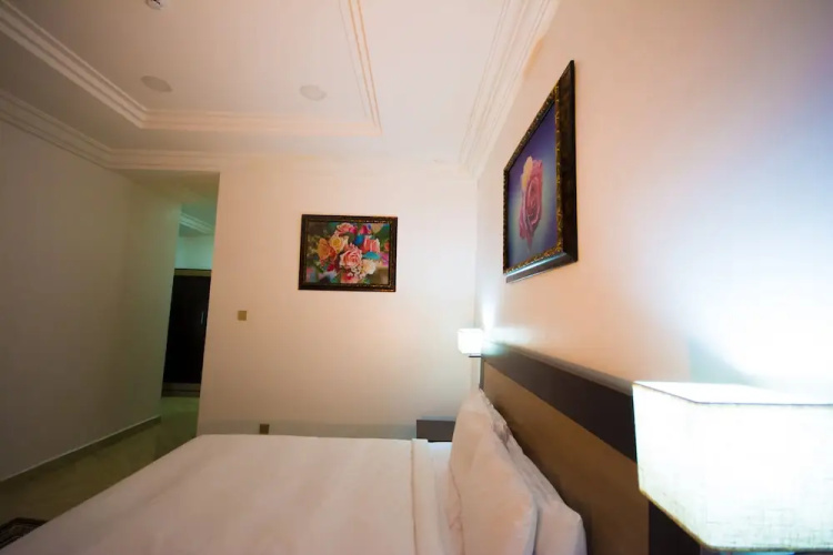 Immaculate Diamond Hotel & Apartments