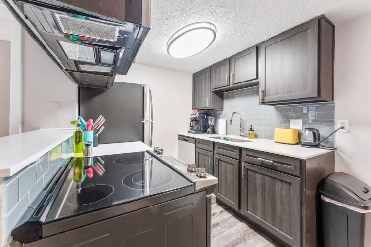 Soco 2BR Comfy Suite w Pool King bed Fast Wifi