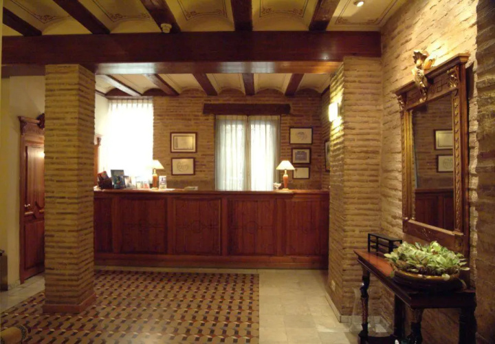 Ad Hoc Monumental Hotel