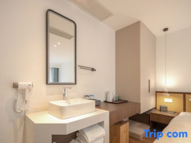Standard Twin room with courtyard view