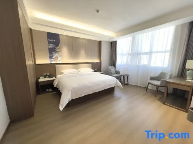 1 Bedroom Executive Twin Suite with street view