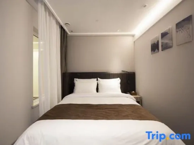 Standard Twin room with street view