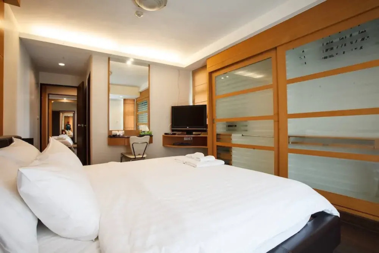 3C - 2 Bedroom Downtown Apartment With Shared Pool