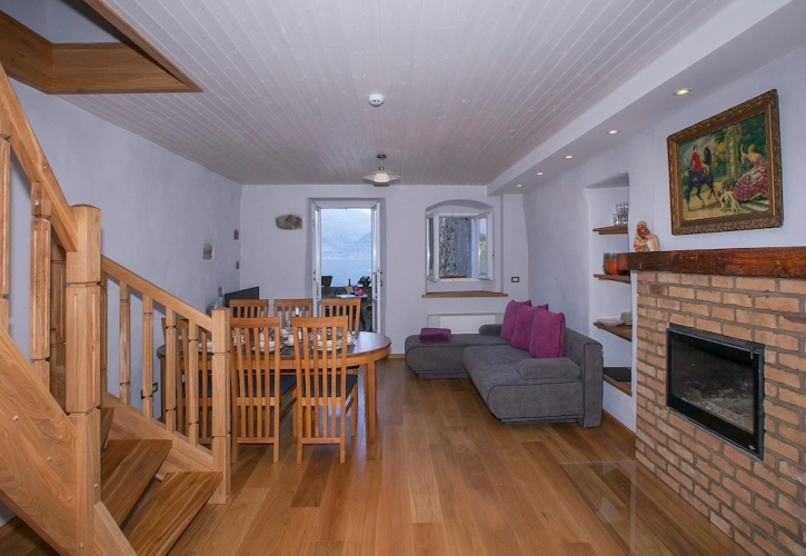 3 Bedrooms Standard Family room with lake view