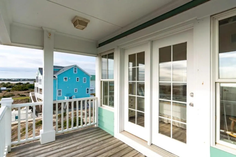 Emerald Breeze by Oak Island Accommodations
