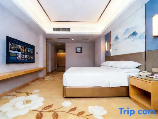 Deluxe Double Suite with street view