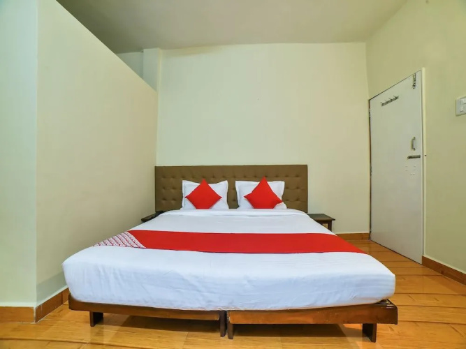 Oyo 28139 Hotel Empire