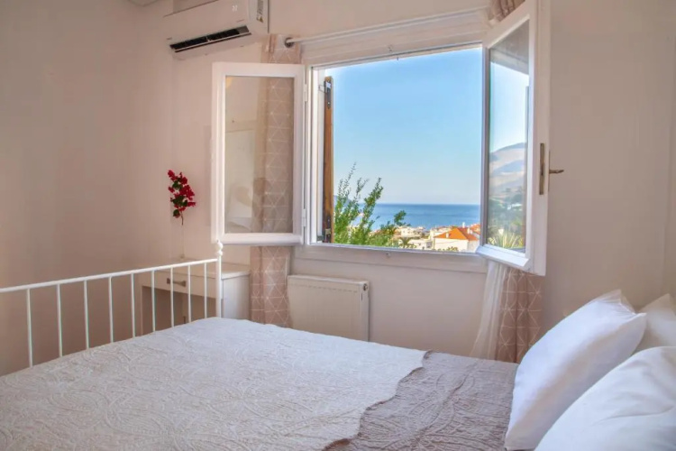 Eleni's Seaview House
