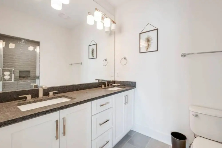 Modern 3 3 in East Nash 10min to Broadway