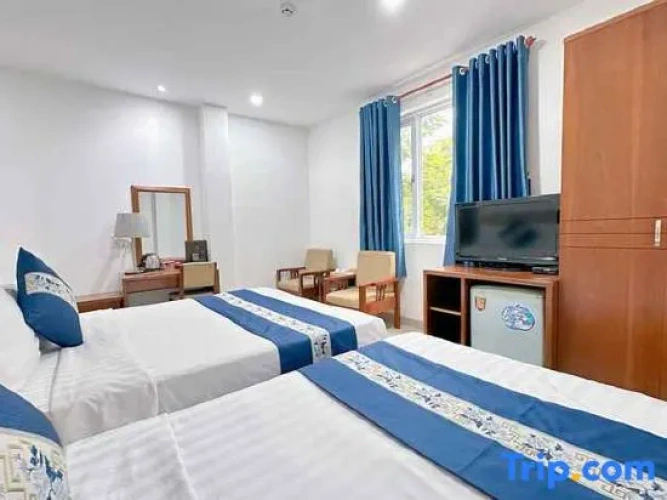 Standard Triple room with city view