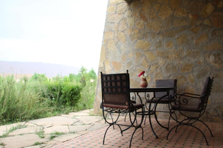 Bungalow with garden view