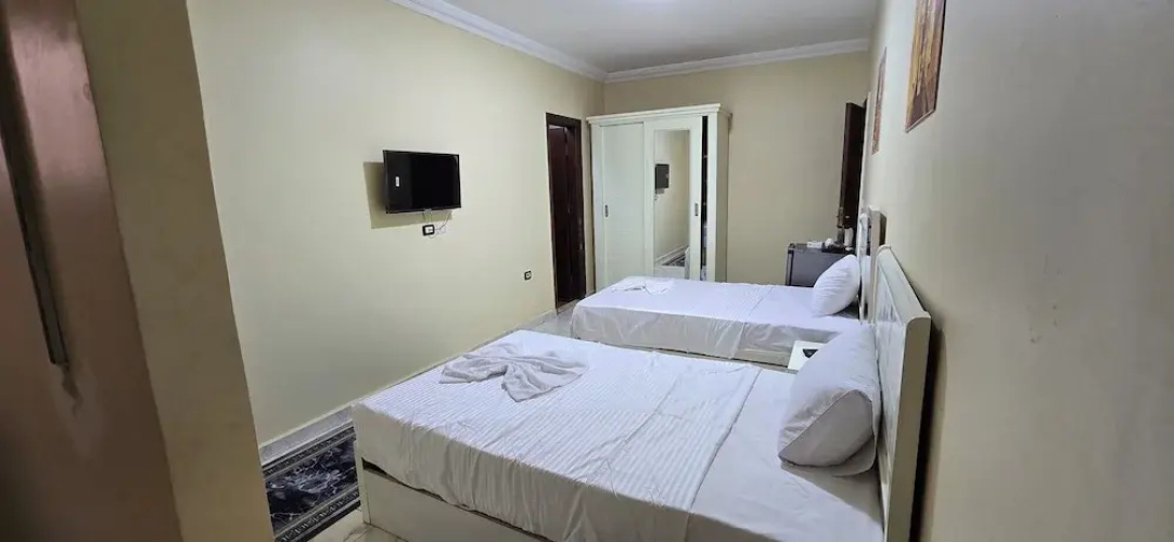 Pyramids Senusret Guest House