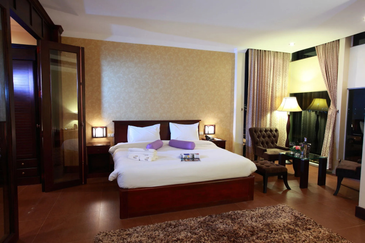 Seasons Riverside Hotel
