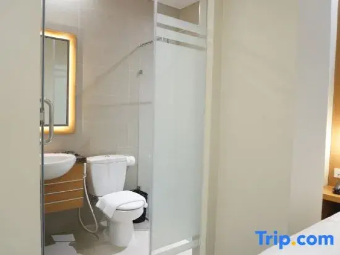 Front One Hotel Papua Lestari