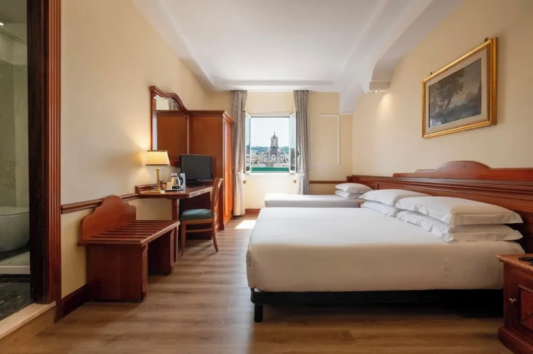 Triple room with city view