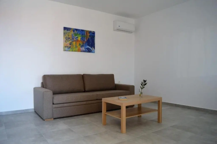 Basement Apartment with sea view