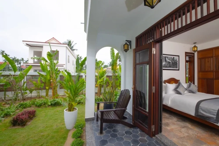 Standard Quadruple Family room with garden view