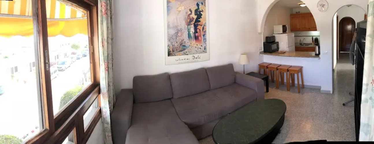 Two bedroom apartment 2 min from beach