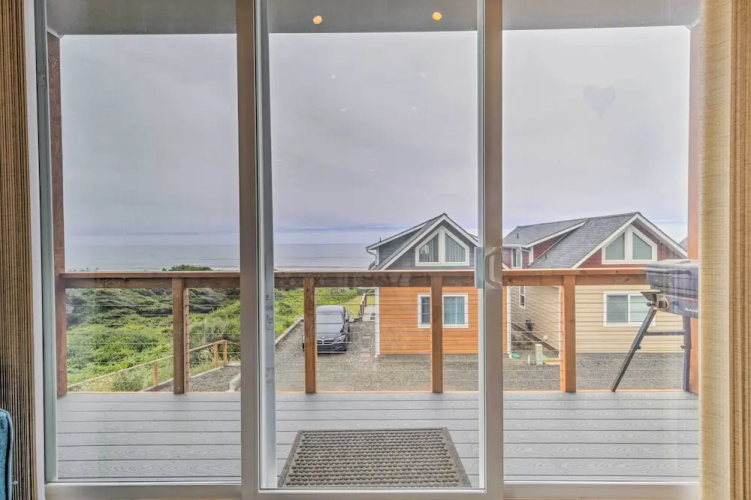 Chic Beachfront Abode w/ Balcony & Beach Access!