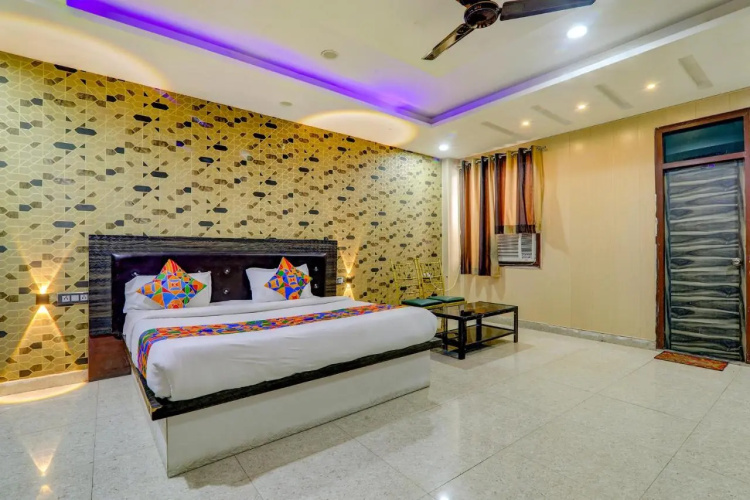 Fabhotel Gold Galaxy