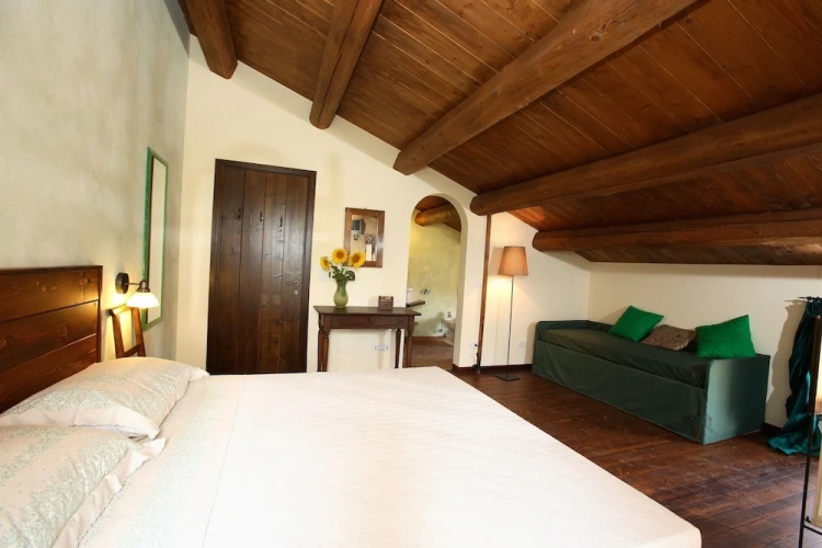 Standard Triple room with garden view