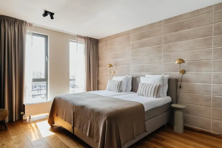 Harbor Breeze: Modern Stay