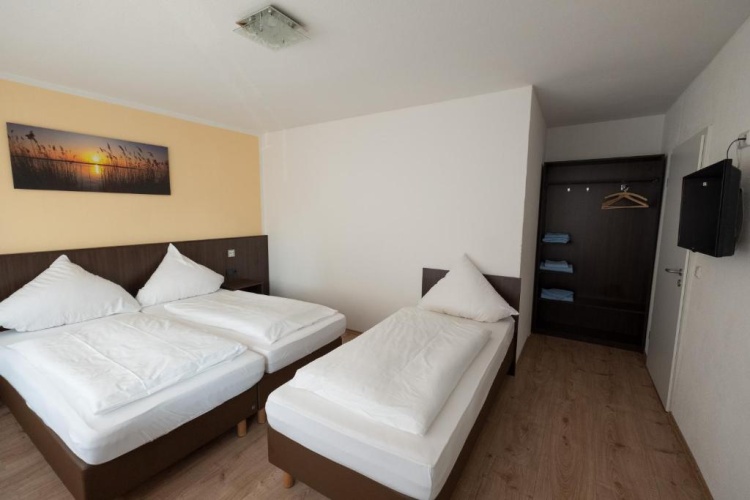 Standard Triple room