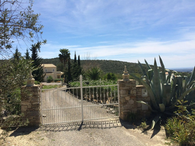 Comfortable detached child-friendly villa with private pool