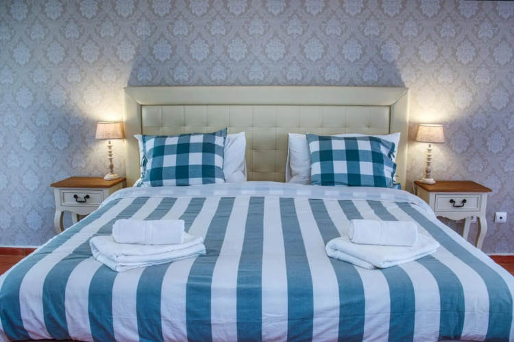 Moonshine Guest House with private studios and private cottage