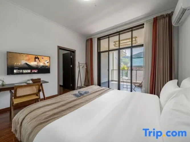 Standard Family room with mountain view
