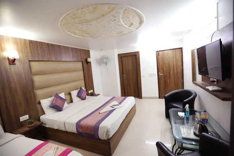 Standard Triple room