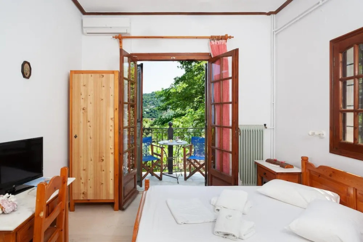 Paradeisos Double Room With Balcony 5