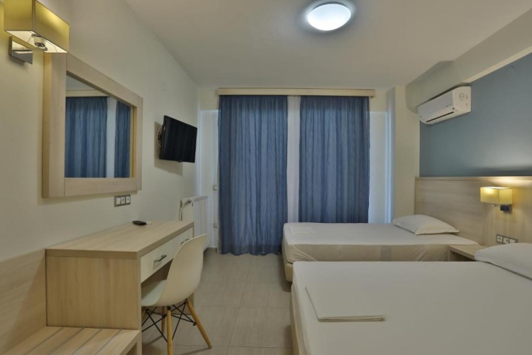Standard Triple room with sea view
