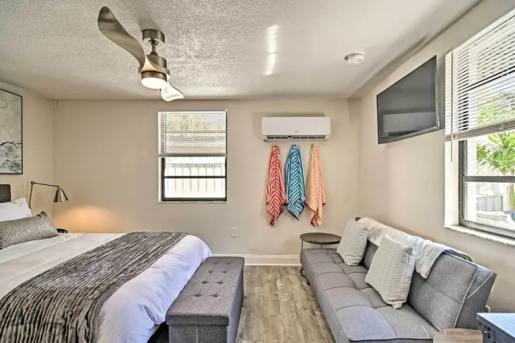 Madeira Beach Studio w/ Easy Access to Shore!