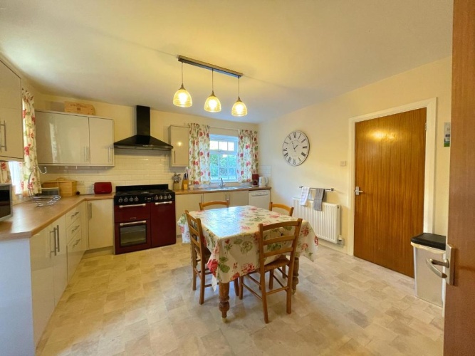 4 Bedrooms Cottage