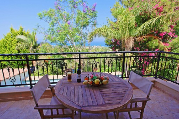 4 Bedrooms Villa