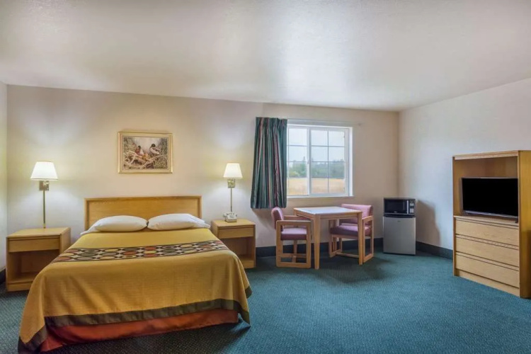 Super 8 Hamilton