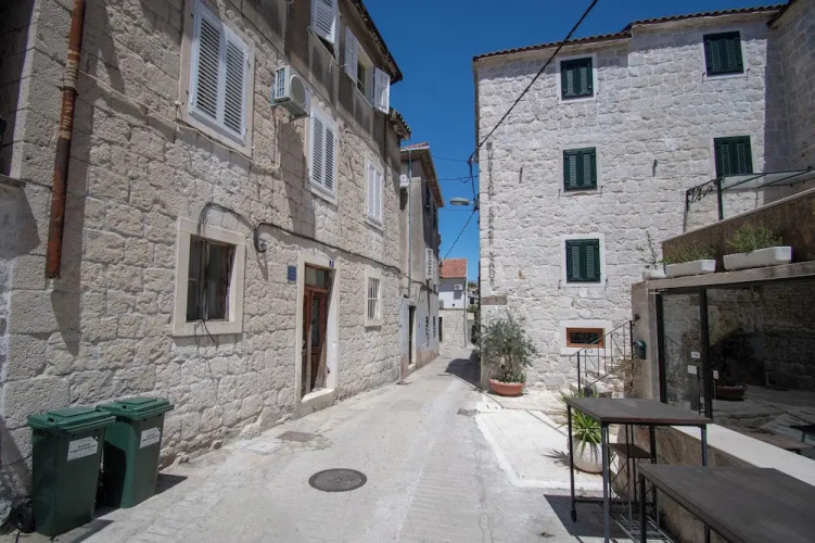 Kira, One Bedroom Apartment In Old Town