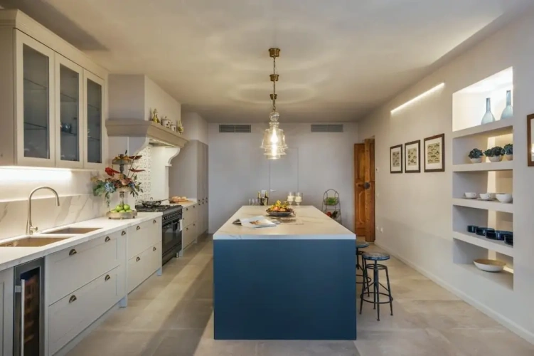 6 Bedrooms Villa