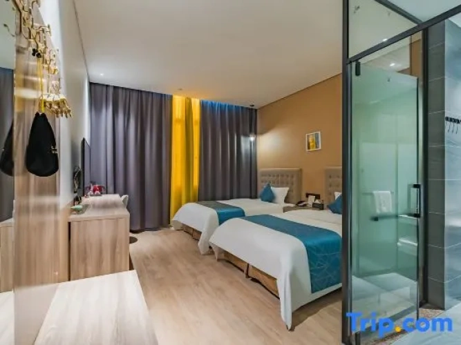 Standard Twin room with street view