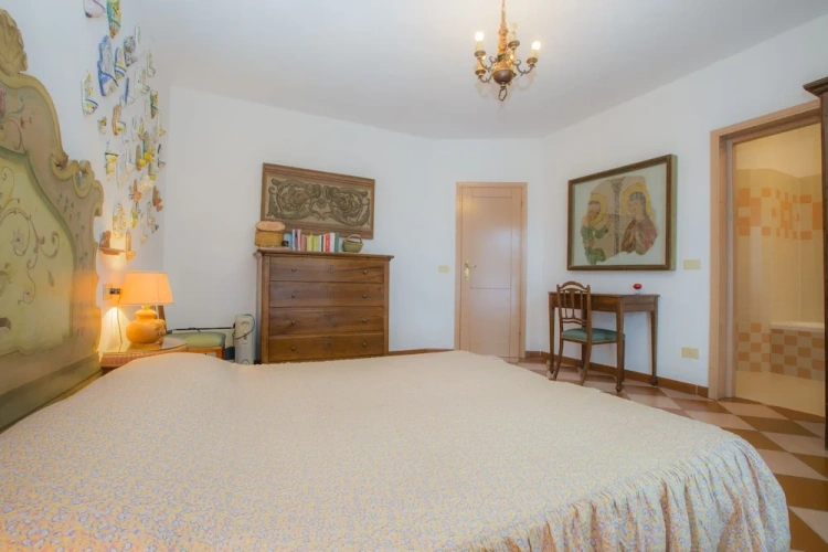 5 Bedrooms Cottage