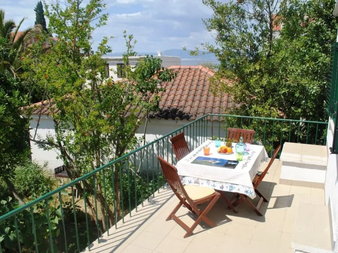 Nice 2-bedroom Private House, 50 m Beach, Sutivan