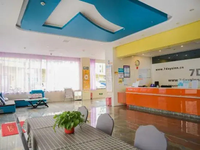 7Days Inn Chain Hotel (Haikou Industrial and Commercial College Binjiang Road)