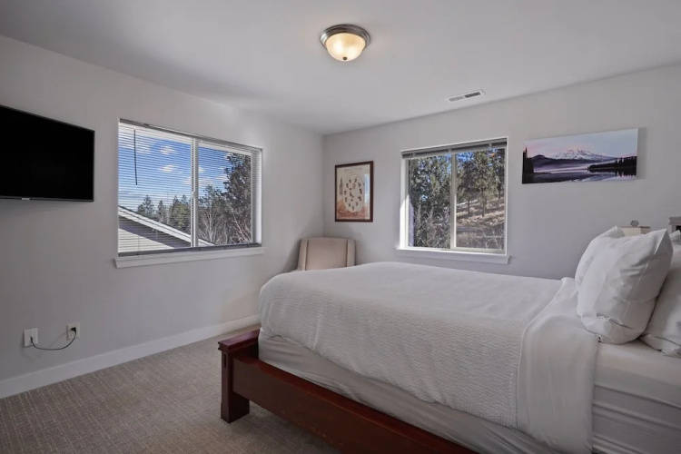 Flagline Trail 5 Bedroom Home by RedAwning